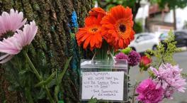 Rümeysa Öztürk'ün komşuları evinin önüne çiçekler ve notlar bıraktı