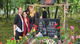 ¡Fue conmemorado en su tumba en Balıkesir! ¡Fue apuñalado hasta la muerte el año pasado! La madre de Minguzzi también asistió a la ceremonia