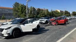 ¡Un terrible accidente en Uşak! 7 personas resultaron heridas en un accidente en cadena con 4 vehículos.