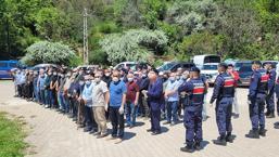 ¡Después de la muerte del pequeño bebé, el pueblo está en las espinas! Cualquiera que asistiera al funeral puesto en una máscara