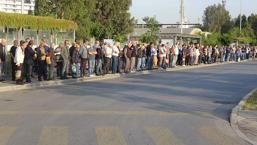 İzmir’de 23 bin işçi greve çıktı! Otobüs duraklarında metrelerce kuyruk oluştu