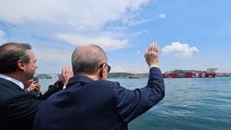 İstanbul Boğazı'nda tarihi an! Erdoğan, 'Osman Gazi'yi Karadeniz'e uğurladı