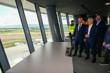El ministro Uroğlu examinó el trabajo en la nueva torre de control de tráfico aéreo en el sitio