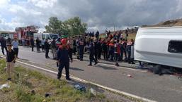 Mercado de vida de retorno fúnebre! Midibus yacía a un lado; Hay muertos y heridos