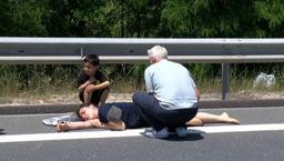 ¡Foto dolorosa! No dejó la cama de su madre hasta que llegó la ambulancia