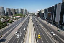 El primer día de la fiesta, las carreteras permanecieron vacías en Estambul