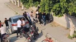 ¡Lucha como la batalla del día de la fiesta! Puños y patadas volaron en el aire