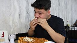 Bir oturuşta yediği yemek şoke ediyor: Midemin garipliği var