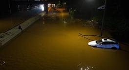 ABD'de sel felaketi: Metrolar göle döndü, acil durum ilan edildi!