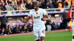 Napoli taraftarından Victor Osimhen'e skandal pankart!