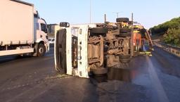 Başakşehir TEM Otoyolu'nda kamyonet devrildi; trafik yoğunluğu oluştu