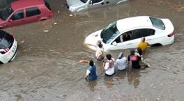 ¡Las calles se volvieron hacia el lago! Docenas de vehículos fueron varados en el paso subterráneo