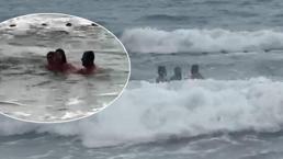 ¡Los niños atrapados en RIP Current fueron rescatados en el último momento! Momentos temerosos en la cámara