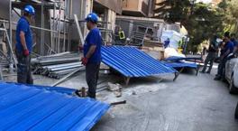 Kadıköy'de korku dolu anlar! Savrulan demir pano yolda yürüyen kadına çarptı