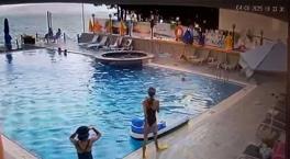 Ubicación: Muğla! La gente que rodea no se dio cuenta, el niño de 9 años se ahogó en la piscina