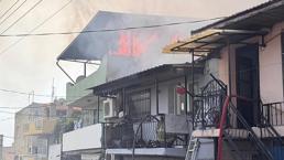 İzmir'de hurdalıkta başlayan yangın çevredeki evlere sıçradı!