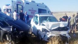 Diyarbakır'da feci kaza! İki otomobil kafa kafaya çarpıştı