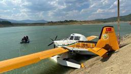 Burdur'da kırıma uğrayan eğitim uçağı vinç yardımıyla çıkarıldı
