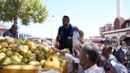 Cuma namazı çıkışı 5 ton yerli kavun ücretsiz dağıtıldı