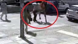 Yol verme kavgasında darbedilen kadın yaralandı! O anlar kamerada