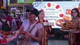 New York’ta Türk esintisi: Times Meydanı’nda simit ve çay dağıtıldı