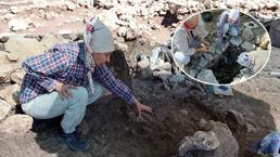 Diyarbakır'da gizemli buluş! 12 bin yıllık 8 mezar gün yüzüne çıkarıldı