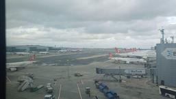 İstanbul Havalimanı’nda rüzgar engeli: Uçaklar havada tur attı