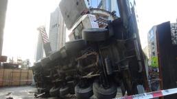 Mecidiyeköy'de 50 metre yükseklikten vinç devrildi!