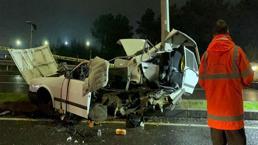 Tekirdağ'da feci kaza! Aydınlatma direğine çarpan otomobil ikiye bölündü