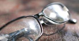 Gözlük camını temizleme yöntemi! Çizikleri gideriyor