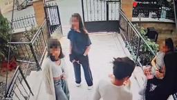 Bıçaklı 5 kız kapıya dayandı! Akran zorbalığı kamerada