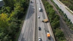 Anadolu Otoyolu'nda feci kaza: Kontrolden çıkan kamyonet yan yattı