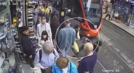 İstanbul'da tramvay yolunda facianın eşiğinden dönüldü! O anlar kamerada