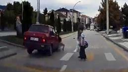 Bolu'da korku dolu anlar! Ailesiyle karşıya geçen çocuğa araba çarptı