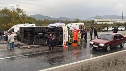 Bartın’da işçi servisi devrildi: 1 ölü, 19 yaralı! İşçilerin yakınları, sinir krizi geçirdi