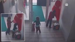 Görüntüler Şanlıurfa'dan! Kız kardeşlerin bayrak sevgisi yürekleri ısıttı