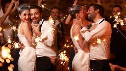 Eşinin doğum gününde aşka geldi! 'Seni seviyorum'