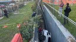 Bahçelievler'de feci kaza! Araçlara çarptı, boşluğa düştü