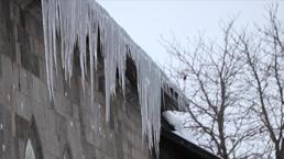 Üniversite öğrencisi çatıdan düşen kar ve buz nedeniyle sakat kaldı! 20 milyon lira tazminat kararı