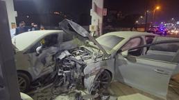 Çekmeköy'de faciadan dönüldü! Otomobil akaryakıt istasyonuna daldı, yangın çıktı