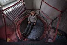 Nagehan öğretmen, kırsaldaki okulda 13 öğrencisi için kömürlüğü oyun atölyesine çevirdi