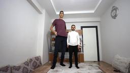 Dünyanın en uzun adamı Sultan, Londra’ya gidiyor! Hayatı belgesel olacak