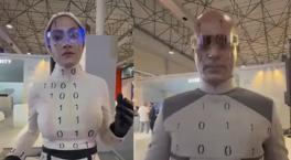 Teknoloji fuarında büyük skandal! Robotlar insan çıktı, gerçeği tek bir detay ele verdi