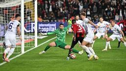 Süper Lig'de sezonun en ilginç golü atıldı! Kavga esnasında fırsatı değerlendirdi