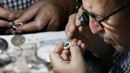 23 yıl önce emekli oldu ama bu işi bırakamıyor! ‘Bizim elimizdekileri arayan bulamıyor’