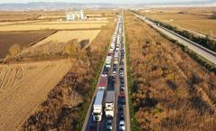 Yunanistan'da çiftçiler isyanda! Gümrük kapısını trafiğe kapattı