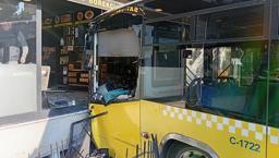 Üsküdar'da İETT otobüsü börekçiye girdi! Yaralılar var