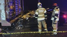 Kütahya'da katliam gibi kaza! Otomobil TIR'a arkadan çarptı: 4 kişi öldü