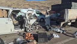 Malatya’da feci kaza! Hafif ticari araç TIR’a arkadan çarptı: 3 ölü