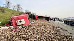 Bursa'da TIR yol kenarındaki 2 araca çarptı! 1 ölü, 3 yaralı